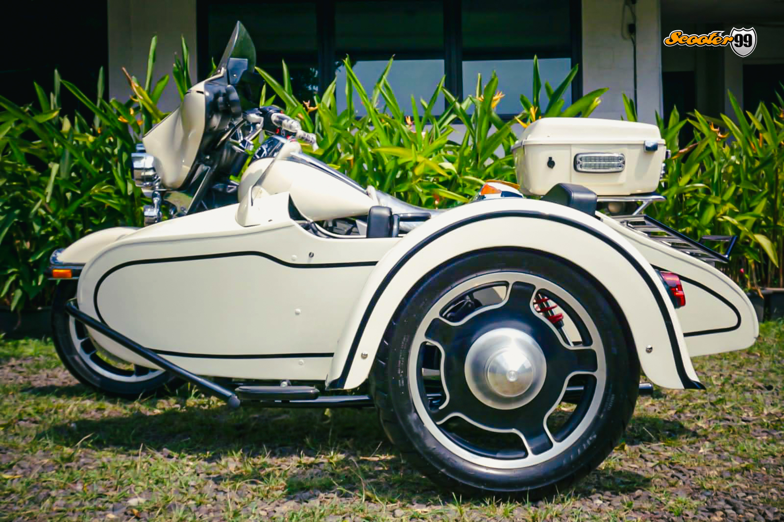 Harley Davidson Sidecar White Touring Edition – front three‑quarter view